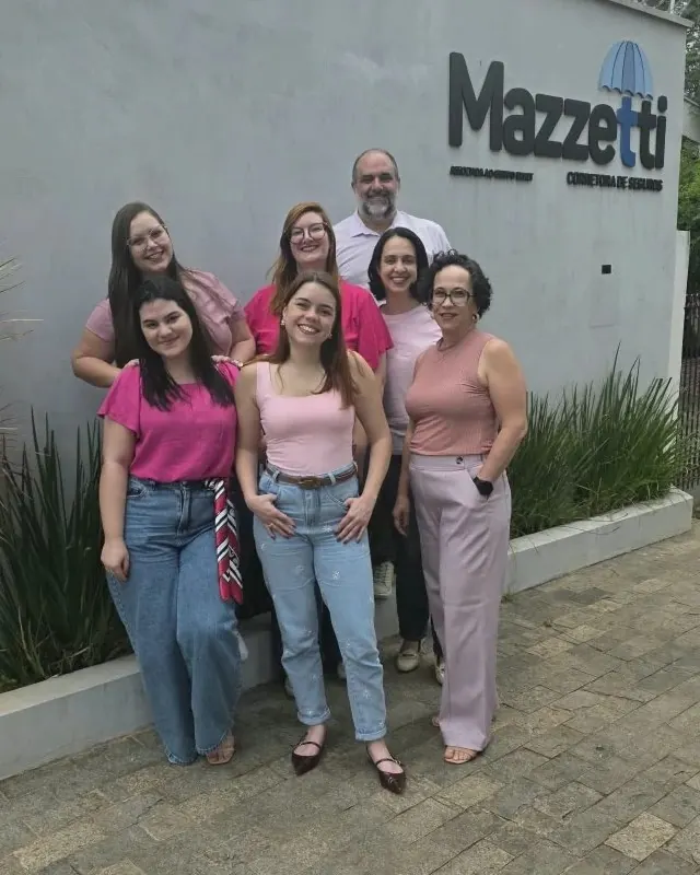 Marcos Mazzetti e a equipe em frente à fachada da Mazzetti, na Rua Padre Teixeira